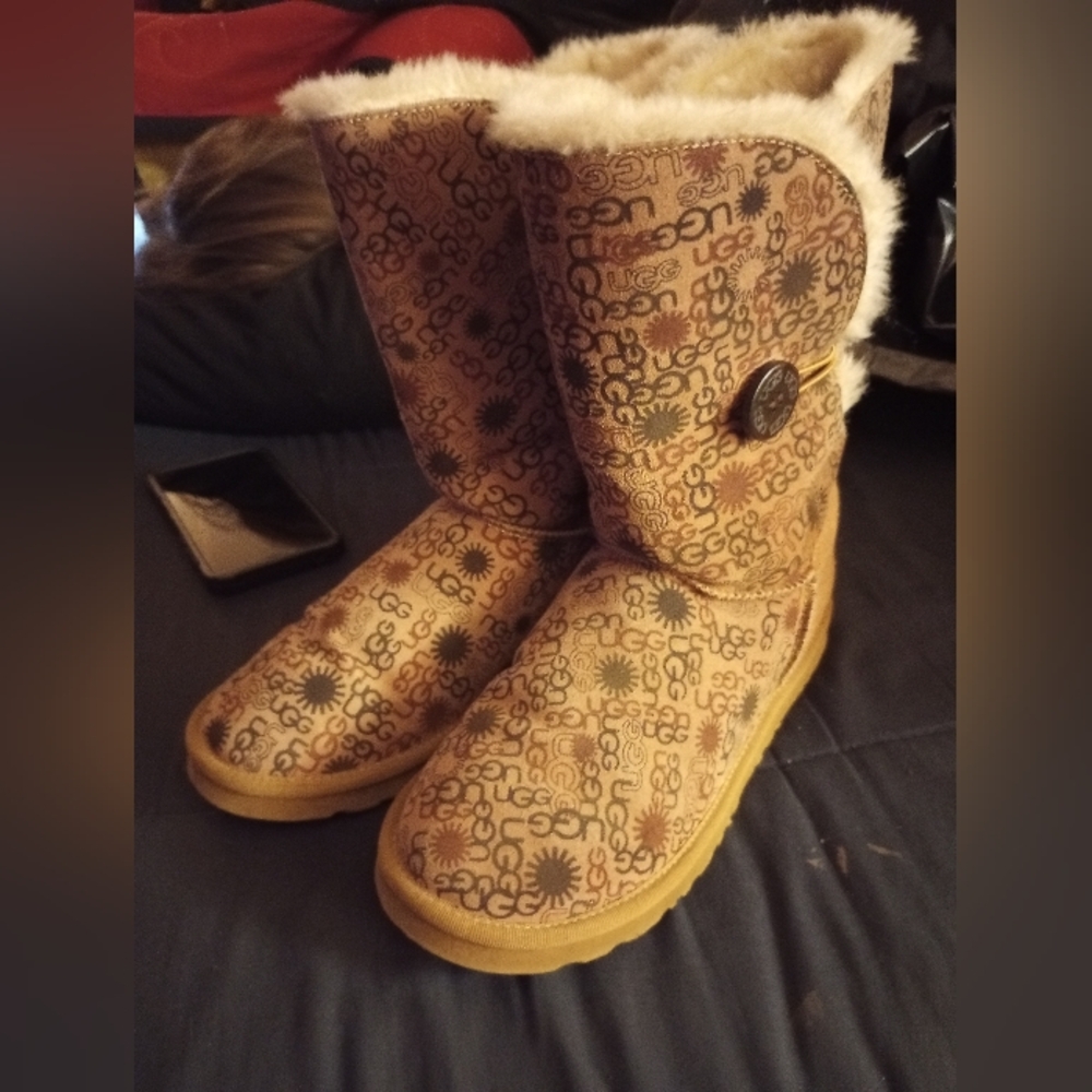UGG Australia Bailey Button 2 size 10 Womens